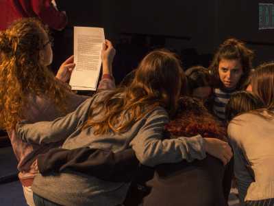 �Sono anni che frequento danza - ci dice per esempio la 16enne Giorgia Sciacovelli (che in foto legge il copione)- e sono dunque abituata all'idea di aver davanti tanti spettatori, ma � solo con il teatro che riesco a trattare determinati contenuti. Talvolta � dura conciliare questa attivit� con lo studio, ma per fortuna i professori si sono mostrati comprensivi nei nostri confronti�